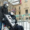 Handicapovaní, vozíčkáři, postižení - demonstrace, pátý stupeň péče