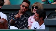 Na centrální dvorec All England Clubu se vydal pilot formule 1 Lewis Hamilton. společnost mu dělala Anna Wintourová, šéfredaktorka magazínu Vogue.