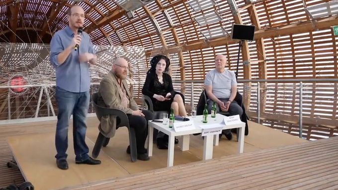 Na veletrhu Světu knih se Adam Zagajewski v roce 2018 zúčastnil také diskuse se Sofi Oksanenovou o exilu.