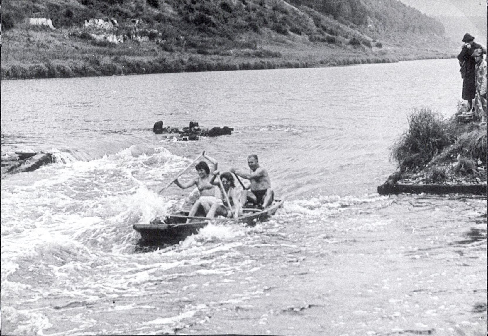 Členové turistického odboru Vodních staveb Tábor při sjíždění Vltavy v roce 1961