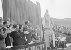 Slavnostní odhalení sochy v roce 1951