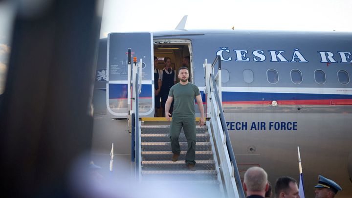 Mimořádní státní návštěva obrazem: Letadlo se Zelenským doprovodily Gripeny