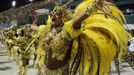 Revellers from the Beija Flor samba school participate during the annual carnival parade in Rio de Janeiro's Sambadrome, February 11, 2013. REUTERS/Sergio Moraes (BRAZIL - Tags: SOCIETY) Published: Úno. 12, 2013, 3:55 dop.