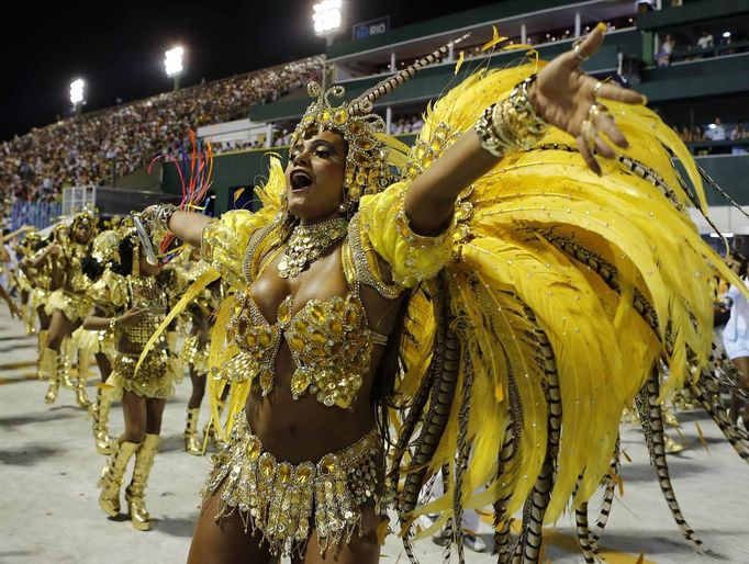 Revellers from the Beija Flor samba school participate during the annual carnival parade in Rio de Janeiro's Sambadrome, February 11, 2013. REUTERS/Sergio Moraes (BRAZIL - Tags: SOCIETY) Published: Úno. 12, 2013, 3:55 dop.