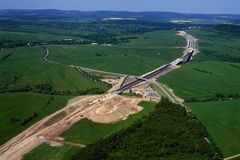 Stát nesmí stavět dálnici. Odkládá se dokončení D8?