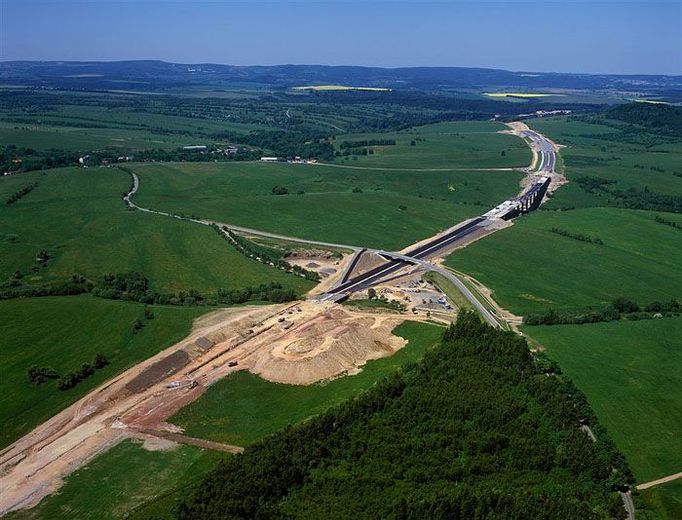 Nad dálnicí D8 se na 89. kilometru staví silnice 3. třídy.