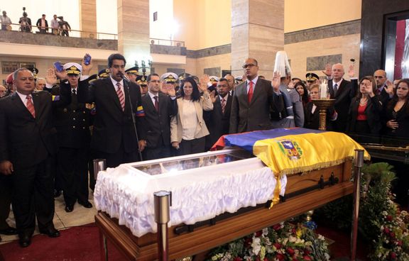 Nicolás Maduro přísahá před rakví s tělem Huga Cháveze během pohřbu na vojenské akademii v Caracasu. 8. března 2013.
