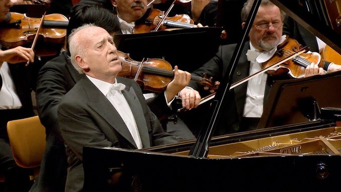 Maurizio Pollini plays Chopin's Piano Concerto No. 1 accompanied by the Berlin Philharmonic conducted by Christian Thielemann.  Record from 2016.