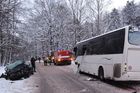 Na Semilsku se srazil linkový autobus s autem, které vjelo do protisměru. Řidička utrpěla zranění