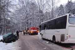 Na Semilsku se srazil linkový autobus s autem, které vjelo do protisměru. Řidička utrpěla zranění
