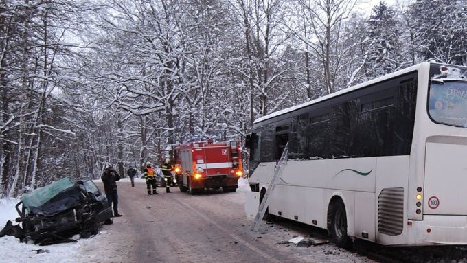 Nehoda auta a autobusu na Semilsku.
