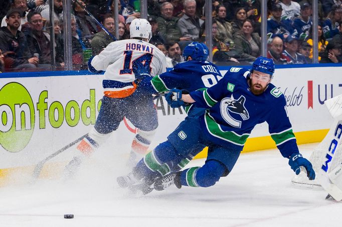 Český obránce Vancouveru Filip Hronek v utkání s New York Islanders