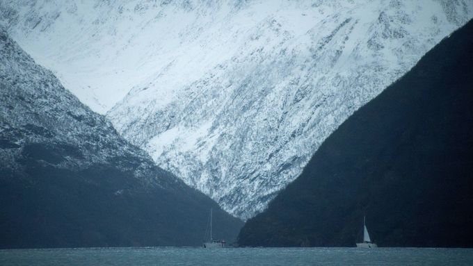 Hrdinka knihy vzpomíná, jak její manžel vyrazil s loďkou na fjord a už se z neklidného moře nevrátil. Ilustrační fotografie.