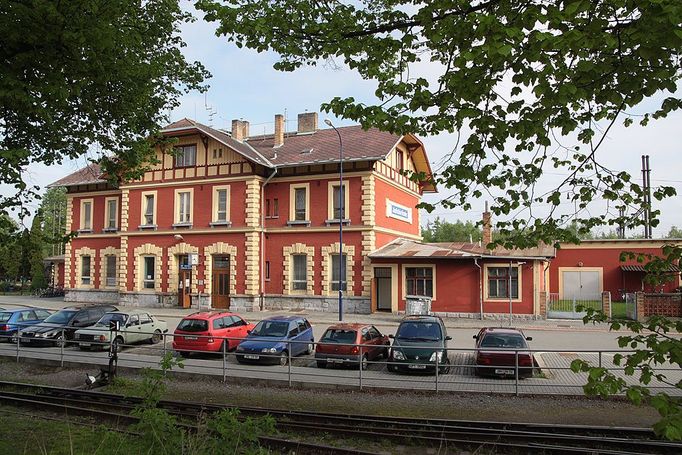 Jindřichův Hradec, finalista 2010. Jindřichohradecké nádraží proslavila především úzkorozchodná železniční trať Jindřichův Hradec-Obrataň.