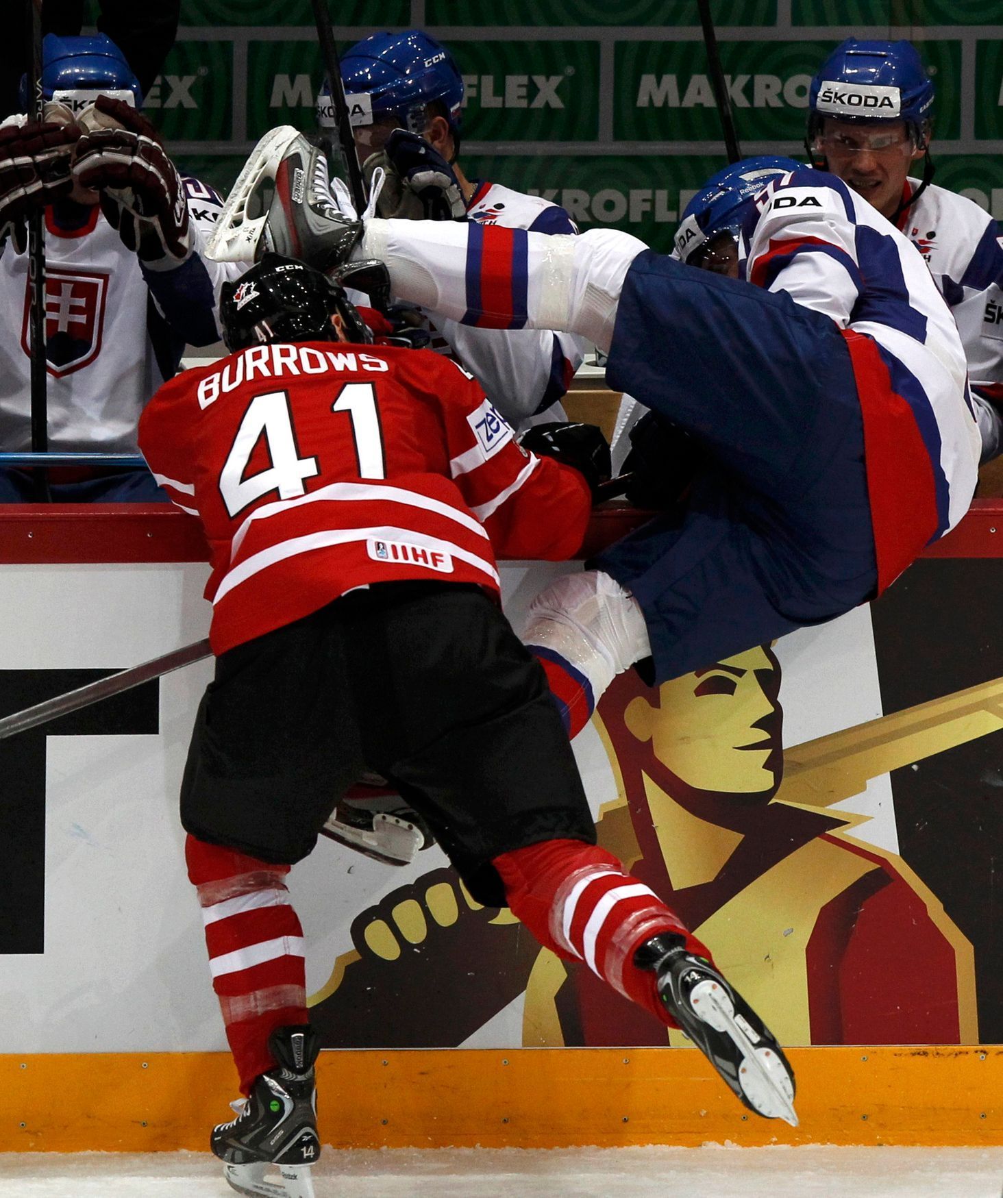 Michael Miklik a Alexandre Burrows v utkání MS v hokeji 2012 Kanada - Slovensko