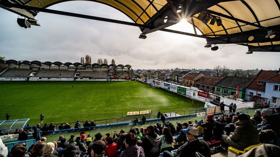 Liga v Drnovicích zase kvete. Stadion mezi domky žije i chátrá, vrací se slavná jména