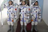 Dva ze tří členů posádky si navléknou oblek pro chůzi do prostoru. Jeden z nich - Čaj Č'-kang (uprostřed) - opustí loď a ocitne se tak ve volném vesmíru.