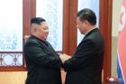 Vzácný okamžik v KLDR. Muž, bez kterého by Kim nepřežil, přiletěl do Pchjongjangu