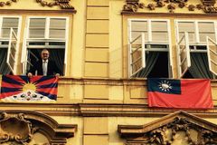 TOP 09 vyvěsila na Sněmovně tibetskou vlajku. Na protest proti smlouvě s Pekingem i tchajwanskou