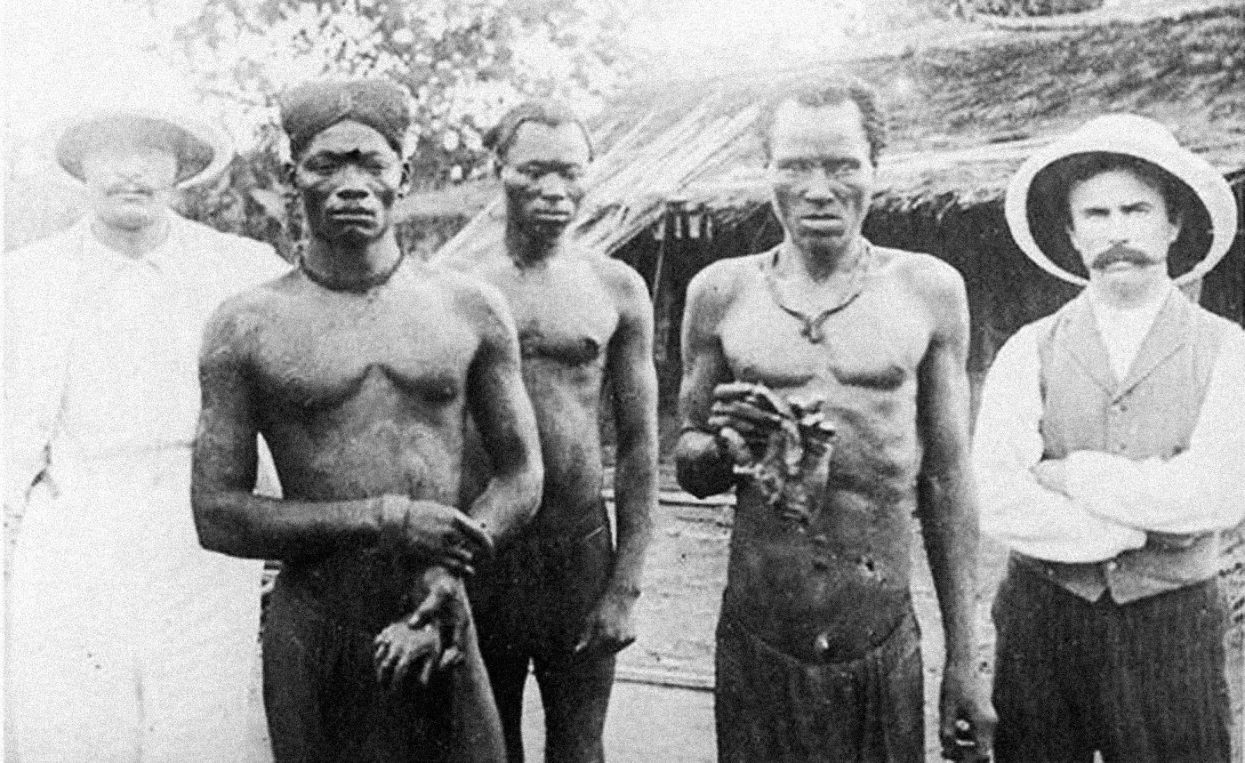 Angličtí misionáři a Konžané ukazují fotografovi uťaté ruce.