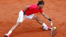 Rafael Nadal stihl přízemní míček od Novaka Djokoviče během finále French Open 2012.