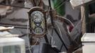 A clock is seen amidst the debris of a collapsed house after a strong 6.6 magnitude earthquake, at Longmen village, Lushan county, Ya'an, Sichuan province April 20, 2013. The earthquake hit a remote, mostly rural and mountainous area of southwestern China's Sichuan province on Saturday, killing at least 102 people and injuring about 2,200 close to where a big quake killed almost 70,000 people in 2008. REUTERS/Stringer (CHINA - Tags: DISASTER) CHINA OUT. NO COMMERCIAL OR EDITORIAL SALES IN CHINA Published: Dub. 20, 2013, 9:38 dop.