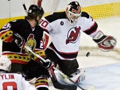 Brankář New Jersey Devils Martin Brodeur sleduje puk z hole útočníka Ottawy Senators Václava Varadi.