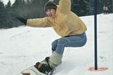 "Byli jsme plní energie, naším kmenem byla skejťácká komunita a skateboarding iniciačním rituálem, plným krve a létání. Pády do prašanu se ale zdály být bezpečnější než asfalt, tak jsme se začátkem osmdesátých let začali zajímat o snowboarding, konstatuje v knize průkopník českého snowboardingu Jiří Včelák. Na snímku, jehož autorem je fotoreportér Vojtěch Písařík, je zachycen Peter Kiss na Perninku v roce 1985.
