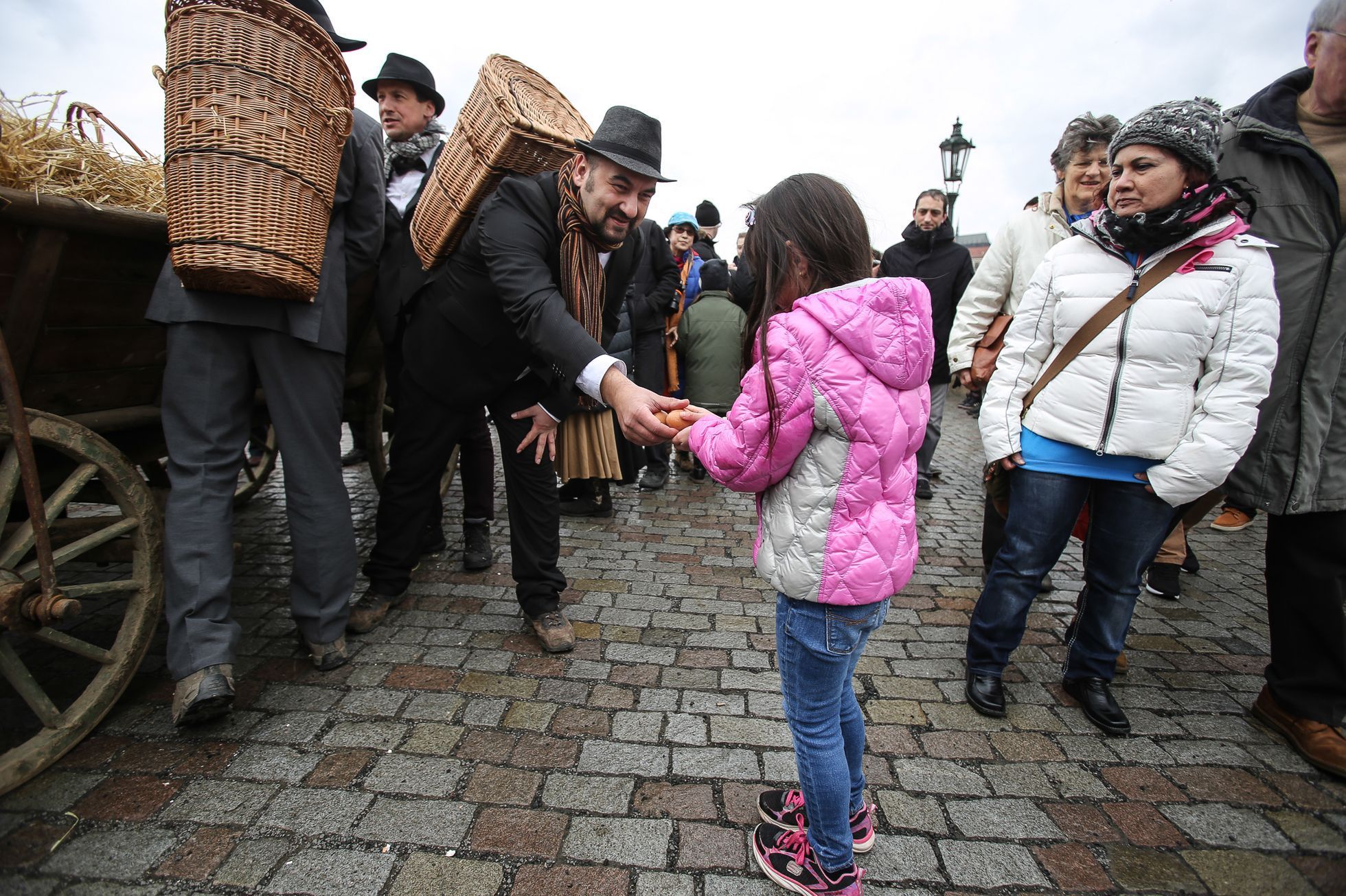 Velvarský vajíčkový průvod přes Karlův most