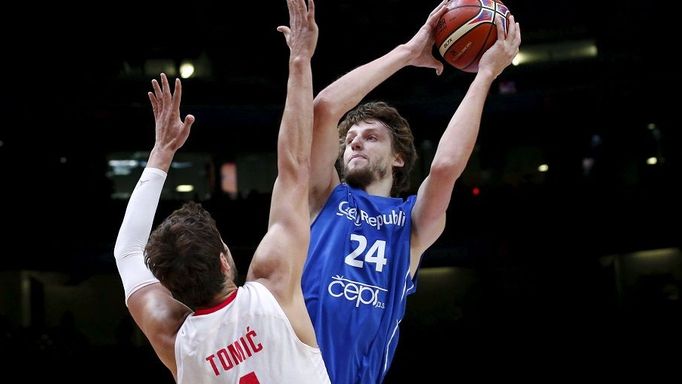 Jan Veselý zakončuje přes Anteho Tomiče na ME v basketbalu