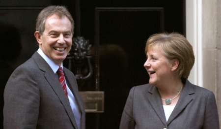 Tony Blair vítá v Downing Street Angelu Merkelovou