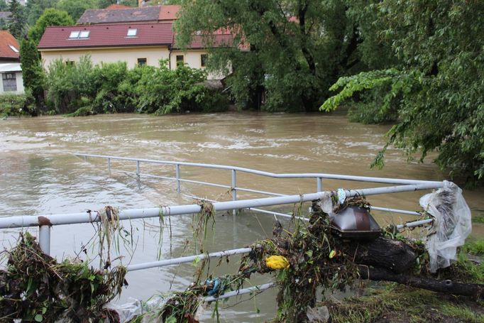 Most u Záběhlického zámečku už je průjezdný, stopy povodně tu ale budou patrné ještě dlouho.