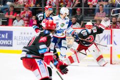 Živě: Kometa - Třinec 3:2. Domácí ubránili jednogólové vedení a ve finále získává druhý bod