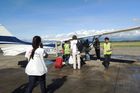 Na palubě letadel s nimi do země dorazilo i několik stovek tun humanitárních zásob a zdravotnického materiálu.