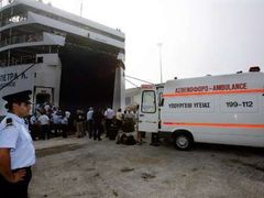 Kyperský policista přihlíží vylodění 900 uprchlíků z Libanonu v přístavu Larnaka. Šlo převážně o francouzské občany.