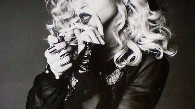 Poslechněte si Madonninu novou píseň Living For Love.