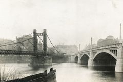 Foto: Po arcivévodovi se jmenoval jen krátce. Mánesův most v Praze slouží už 110 let