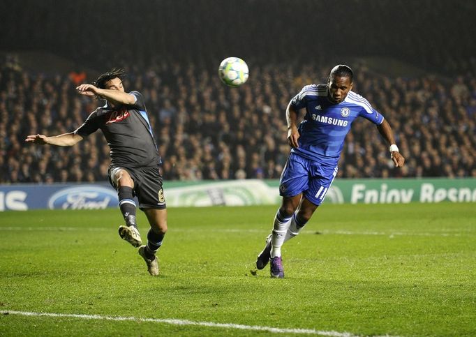 Drogba střílí gól do sítě Neapole v Lize mistrů