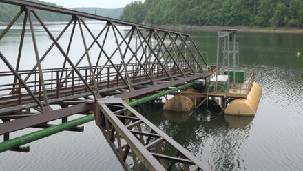 Jedinečný ponton na Znojemsku čerpá vodu pro 80 tisíc lidí. Skončí kvůli suchu?