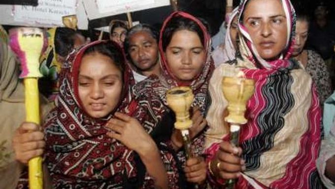 Demonstrace pákistánských žen za rovnost před zákony. Vpravo známá aktivistka Muchtar Maiová, kterou vesnický soud před třemi lety odsoudil ke znásilnění.