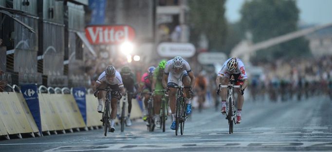 Závěrečný dojezd do Paříže: zleva Cavendish, Kittel, Greipel