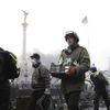 Ukrajina - Kyjev - nepokoje - 20. 2. - ořezáno do článku - nesou molotovy