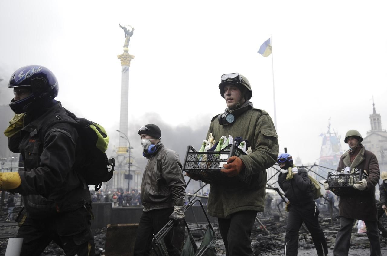 Ukrajina - Kyjev - nepokoje - 20. 2. - ořezáno do článku - nesou molotovy
