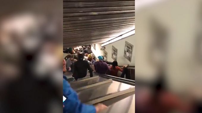 Hrůza v metru v Římě. Vada v eskalátoru způsobila jeho náhlé zrychlení