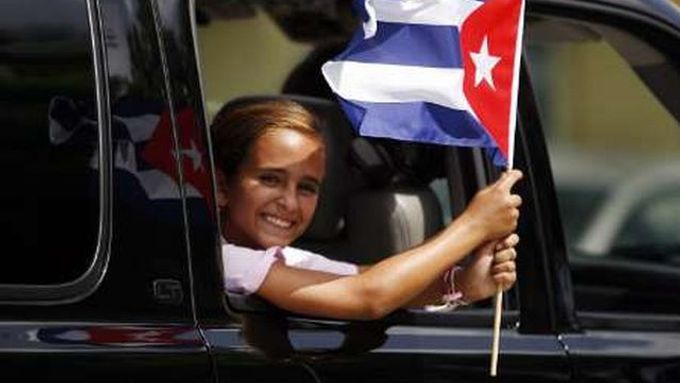 Mladá Kubánka se v Miami raduje ze zpráv o Fidelově zhoršeném zdraví.