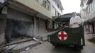 A rescue worker sterilizes a damaged house after Saturday's earthquake hit Lushan county, Ya'an, Sichuan province, April 22, 2013. Hundreds of survivors of an earthquake that killed nearly 200 people in southwest China pushed into traffic on a main road on Monday, waving protest signs, demanding help and shouting at police. Picture taken April 22, 2013. REUTERS/Darley Shen (CHINA - Tags: DISASTER HEALTH) CHINA OUT. NO COMMERCIAL OR EDITORIAL SALES IN CHINA Published: Dub. 23, 2013, 5:17 dop.