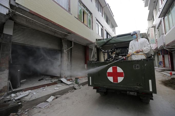 A rescue worker sterilizes a damaged house after Saturday's earthquake hit Lushan county, Ya'an, Sichuan province, April 22, 2013. Hundreds of survivors of an earthquake that killed nearly 200 people in southwest China pushed into traffic on a main road on Monday, waving protest signs, demanding help and shouting at police. Picture taken April 22, 2013. REUTERS/Darley Shen (CHINA - Tags: DISASTER HEALTH) CHINA OUT. NO COMMERCIAL OR EDITORIAL SALES IN CHINA Published: Dub. 23, 2013, 5:17 dop.