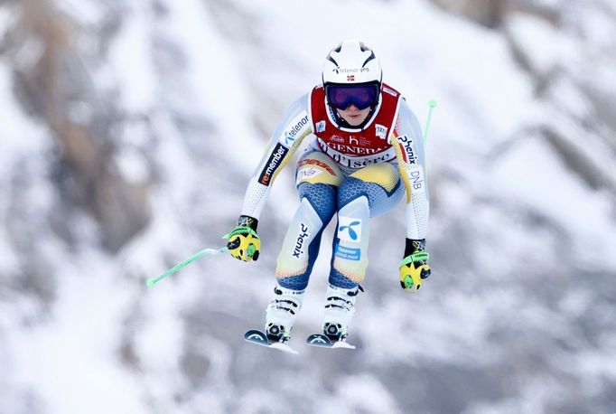 Ragnhild Mowinckelová při sjezdu ve Val d´Isere 2020