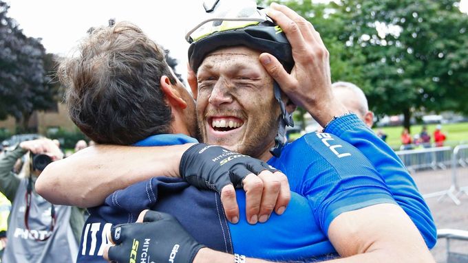 Matteo Trentin slaví vítězství v silničním závodě mužů na ME v Glasgow 2018.