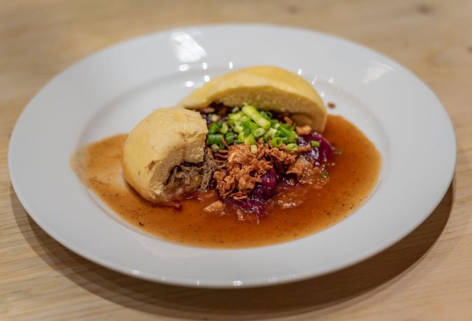 Česká restaurace na Expu vsadila na knedlíky ve všech formách – k mání jsou bramborové, kynuté, plněné…